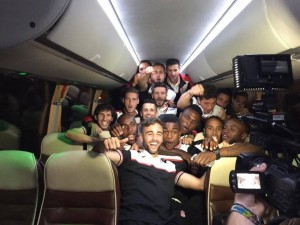 Jugadores del Granada CF celebran en el avión la victoria en Anoeta