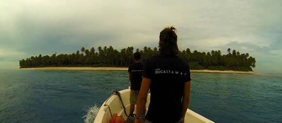 Empleados de Docastaway, frente a una de las islas de su catálogo. :: IDEAL