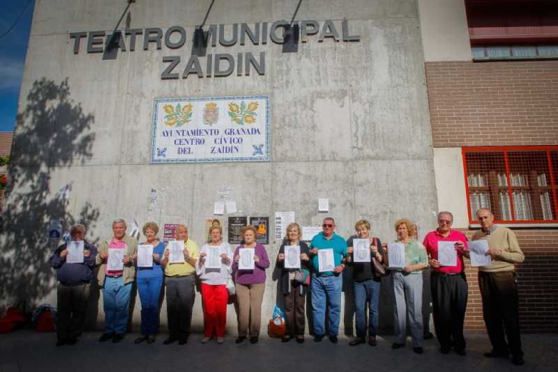 Asociación de vecinos del Zaidín piden que se ponga el nombre de Isidro Olgroso al teatro municipal.   Foto: Ramón L. Pérez
