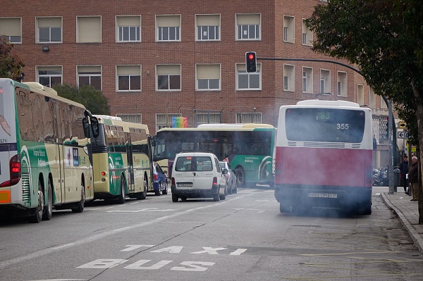 Aglomeración de autobuses cerca del colegio Luis Rosales. Foto: Ramón L. Pérez