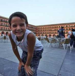 Niño en Plaza de las Tendillas en Córdoba./ La Ciudad Viva