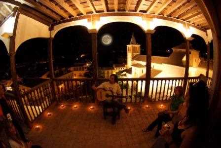 Concierto nocturno de Juan Carlos Guadix "El Pincho" en el balcón del Palacio de Penaflor en Guadix./ Torcuato Fandila