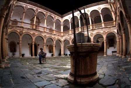 El patio interior del Castillo de la Calahorra./ Torcuato Fandila