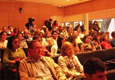 Parte del numeroso público asistente. Más de 120 personas se dieron cita en la sede del COAGR./ Ángela Fernández