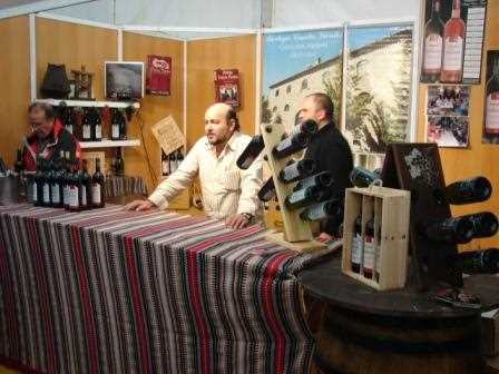 Francisco Molina en el stand de la bodega en la Feria del Vino de este año./ Archivo GR
