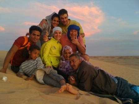 Juan Carlos, Elena y Rafa junto a saharauis en el desierto.