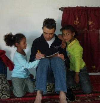 García de los Reyes jugando con niños saharauis.