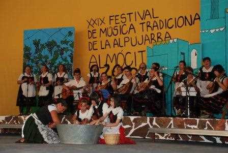 Una de las típicas actuaciones del festival en Almócita.
