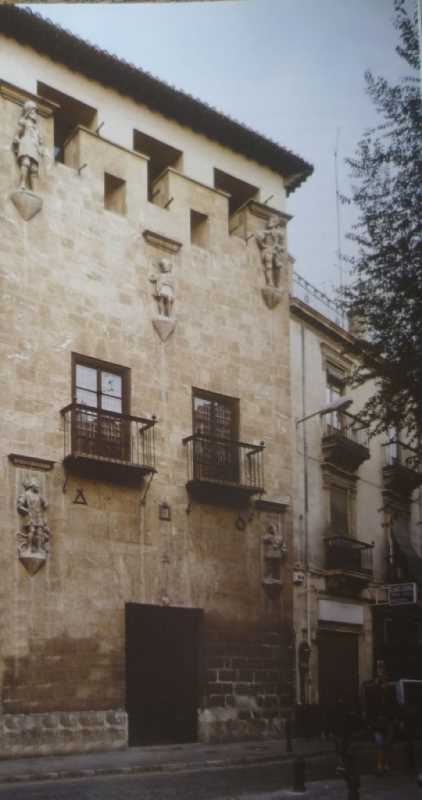 Imagen de la fachada principal de la Casa de los Tiros