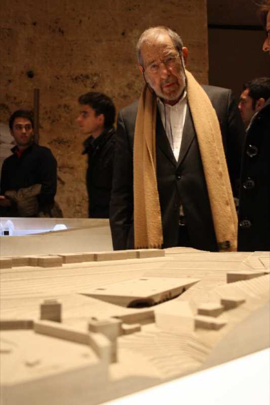 Alvaro Siza ante una maqueta presentada a concurso