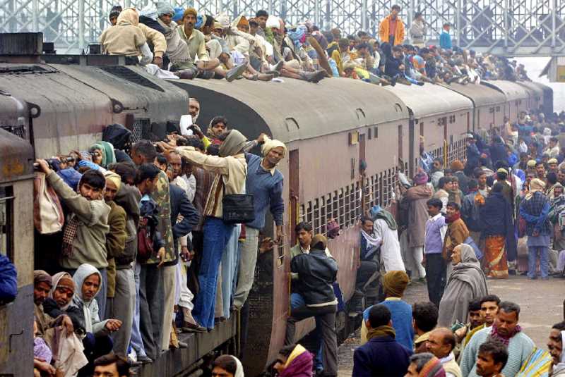 Peregrinos hindues abarrotando un tren. FUENTE: elpais.com