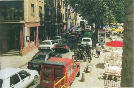 Imagen antigua del Paseo de los Tristes con vehículos. FUENTE:otragranada.org