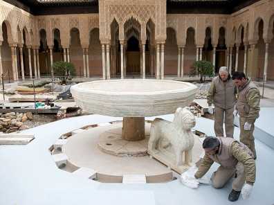 Patio de los Leones durante la restauración. FUENTE: canaldehistoria.es