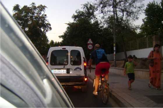 Un valiente jugándosela por el Camino  Bajo de Huétor entre tráfico denso y al anochecer. Y aquí cabe perfectamente un carril bici, que bien diseñado, comunicaría  Monachil, Cájar, Huétor Vega y Granada.