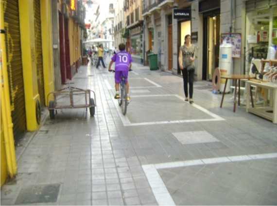 Convivencia bici-peatón por calles peatonales del centro de Granada 