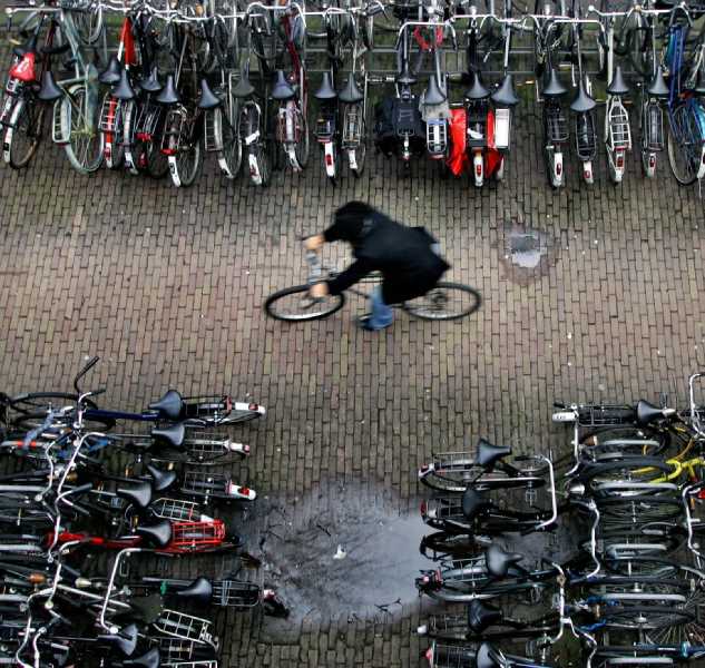 Ciclista por Amsterdan. FUENTE: elpais.com