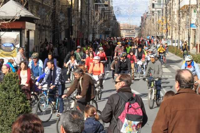 Marcha ciclista por Gran Via. FUENTE: biciescuelagranada.es