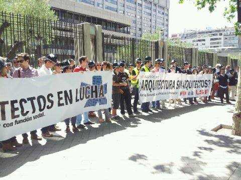 No a la LSP.  Concentracion en el Ministerios. Fuente: Iniciativa #21JCascoNegro Madrid