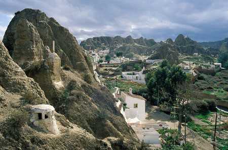 Paisaje de Bad-Lands y viviendas trogloditas en Guadix. Fuente: juntadeandalucia.es
