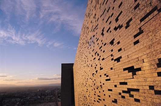 intervencion en muralla nazari. Albaicin, Granada. Fuente: plataformaarquitectura.cl