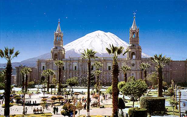 Plaza de Armas de Arequipa con el volcán Misti al fondo. Fuente: perupacifictours.com