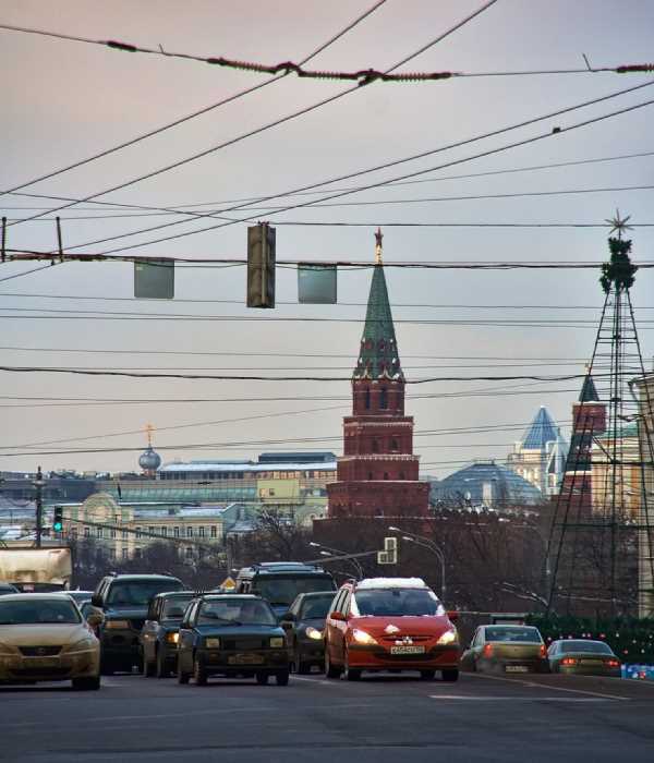 Calle abarrotada de trafico en Moscú, cubierta de cableado. Fuente: Panoramio.com