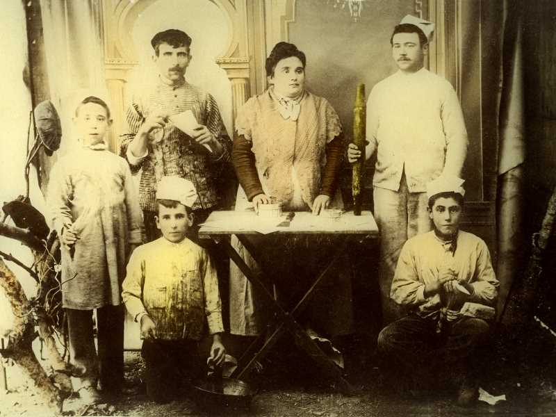 1900. La Señá Frasquita junto a sus trabajadores en la pastelería la . Fuente: Torcuato Fandila