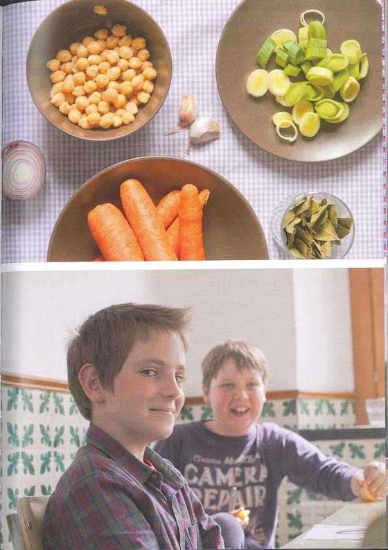 Las frutas y verduras son alimentos diarios en la dieta de estos escolares. Fuente: “Comedor ecológico…niñ@s felices”
