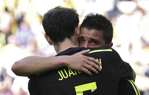 El delantero español David Villa (d) celebra con su compañero Juanfran Torres el gol marcado a la selección australiana