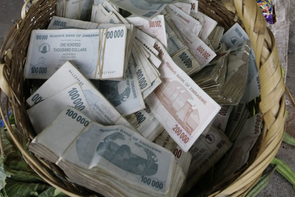 Billetes de elevadas cifras como los emitidos en 2008 en Zimbabwe, son evidencia de un ciclo de hiperinflación. :: AGENCIAS