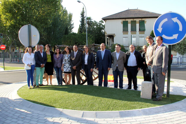 Rotonda de Alhendín con 14 políticos en su inauguración.