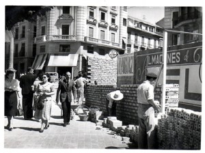 Vallado del solar donde se construirá la Casa de Correos y Telégrafos en Puerta Real. 20/07/1949 Torres Molina/Archivo de IDEAL