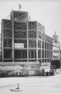 Obras de construcción  Casa de Correos y Telégrafos de Granada en Puerta Real. Fecha desconocida. Torres Molina/Archivo de IDEAL