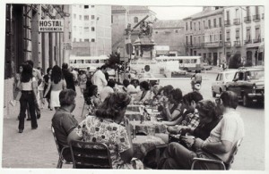 Terraza de la heladería 'La Veneciana' (hoy 'Los Italianos') en la Gran Vía. 14 de julio de 1974. Torres Molina/Archivo de IDEAL