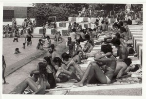 Ambiente en una piscina de la Carretera de la Sierra. Julio Pedregosa 9 de agosto de 1982