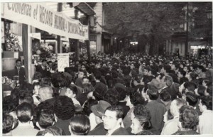 Una multitud rodea la caseta de la Tómbola de la Caridad durante el récord de locuadidad. 12 de noviembre de 1963 Torres Molina. Archivo de IDEAL