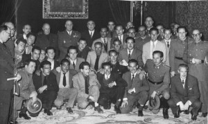 Manuel Sola, alcalde de Granada, junto a otras autoridades municipales, se fotografían junto a los seis granadinos repatriados de Rusia donde permanecían detenidos desde el final de la Segunda Guerra Mundial. 24/04/1954 Torres Molina / IDEAL