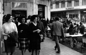 Ambiente en la terraza del Café Granada aquel sábado de abril del 64. Torres Molina/Archivo de IDEAL