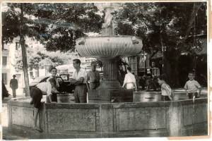 Chicos juegan en la fuente de la plaza del Campillo. Torres Molina