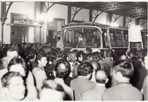 Recibimiento en la estación de tren de Andaluces a los granadinos que volvieron en la 'Operación España'. Octubre 1969. Torres Molina