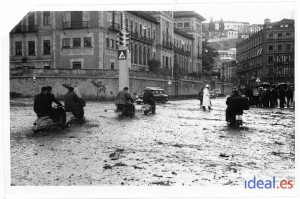 En el cruce de Calvo Sotelo con Gran Vía, otro de los primeros semáforos que se instalaron en la ciudad. Fecha desconocida. Torres Molina/Archivo de IDEAL