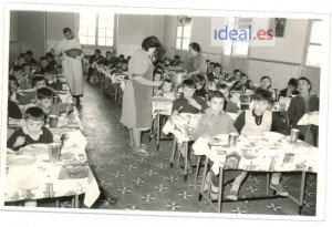 Niños almuerzan en el comedor del asilo de San Rafael en una imagen de fecha desconocida. Foto Romero/Archivo de IDEAL