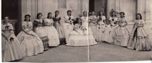 ‘Corte de amor’.  Las bellísimas señoritas que forman la corte de honor rodean a María del Pilar Ibáñez, hija del ministro de Educación y reina de los Juegos. /Torres Molina