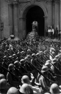 Soldados desfilan ante las Angustias en la procesión de 1940. Torres Molina/Archivo de IDEAL