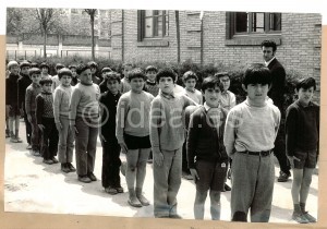Alumnos de los Maristas forman fila para entrar a clase en una imagen de 1972. Torres Molina/Archivo de IDEAL