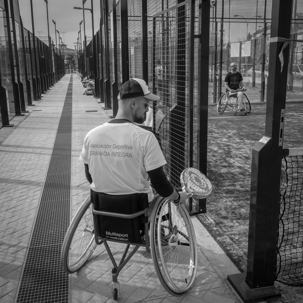 Reportage de deporte adaptado, Padel en silla de ruedas. Foto: Ramón L. Pérez