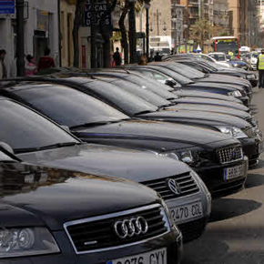 Sin coche oficial y otros lujos