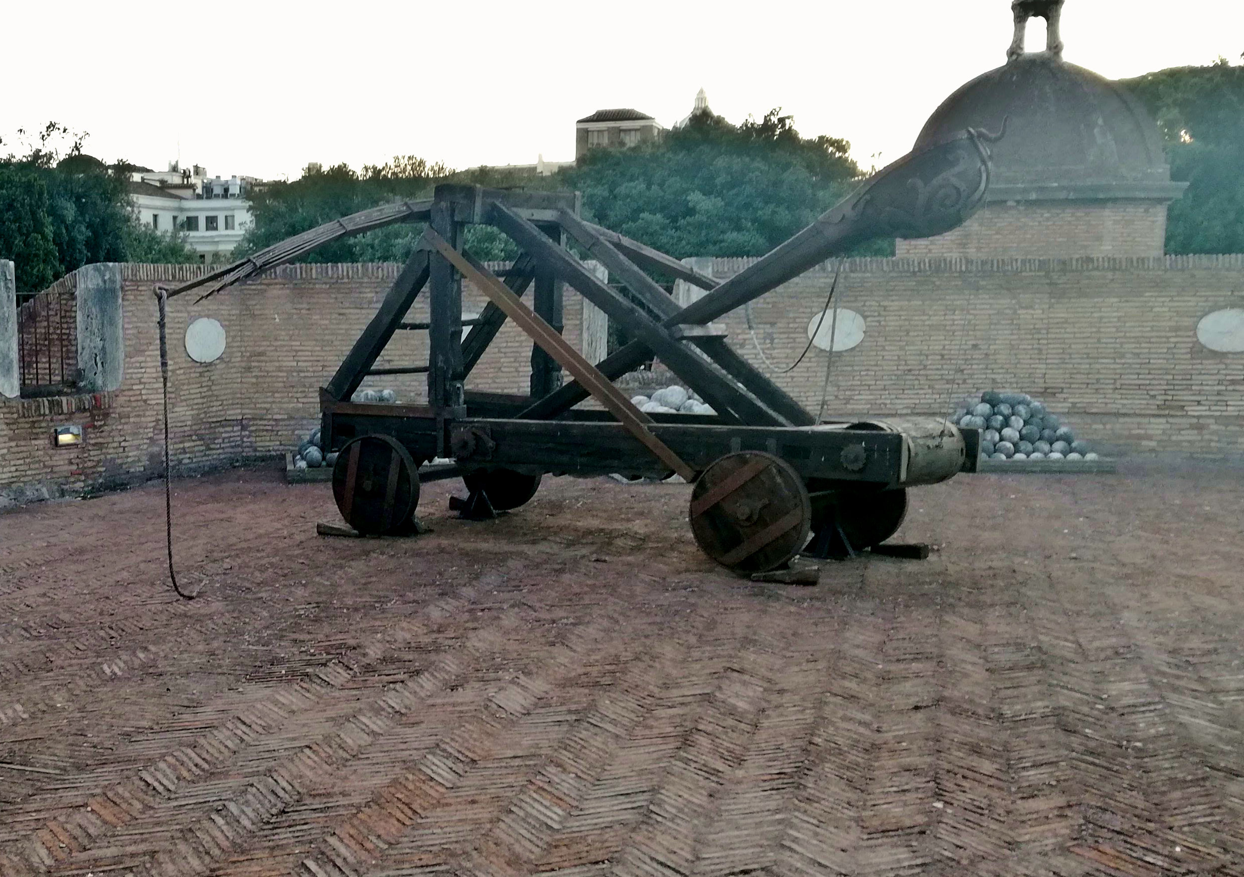 Catapulta romana en el Castillo de Saint Angelo en Roma. FRAN HIDALGO